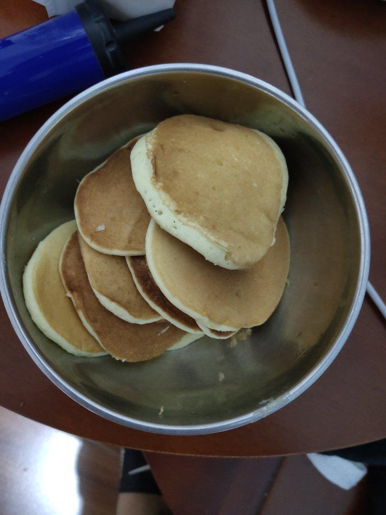 【酸奶松饼yogurt pancake】，搭上黑莓果酱和枫糖的美味。