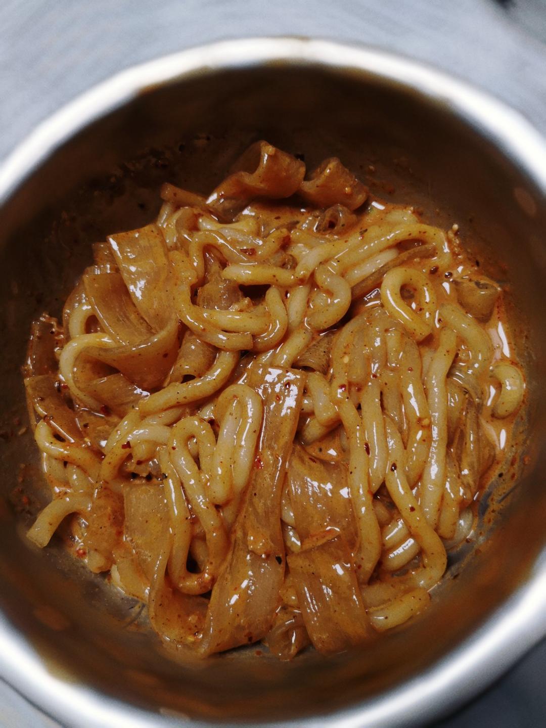 秒杀小夜市的麻酱流汁宽粉