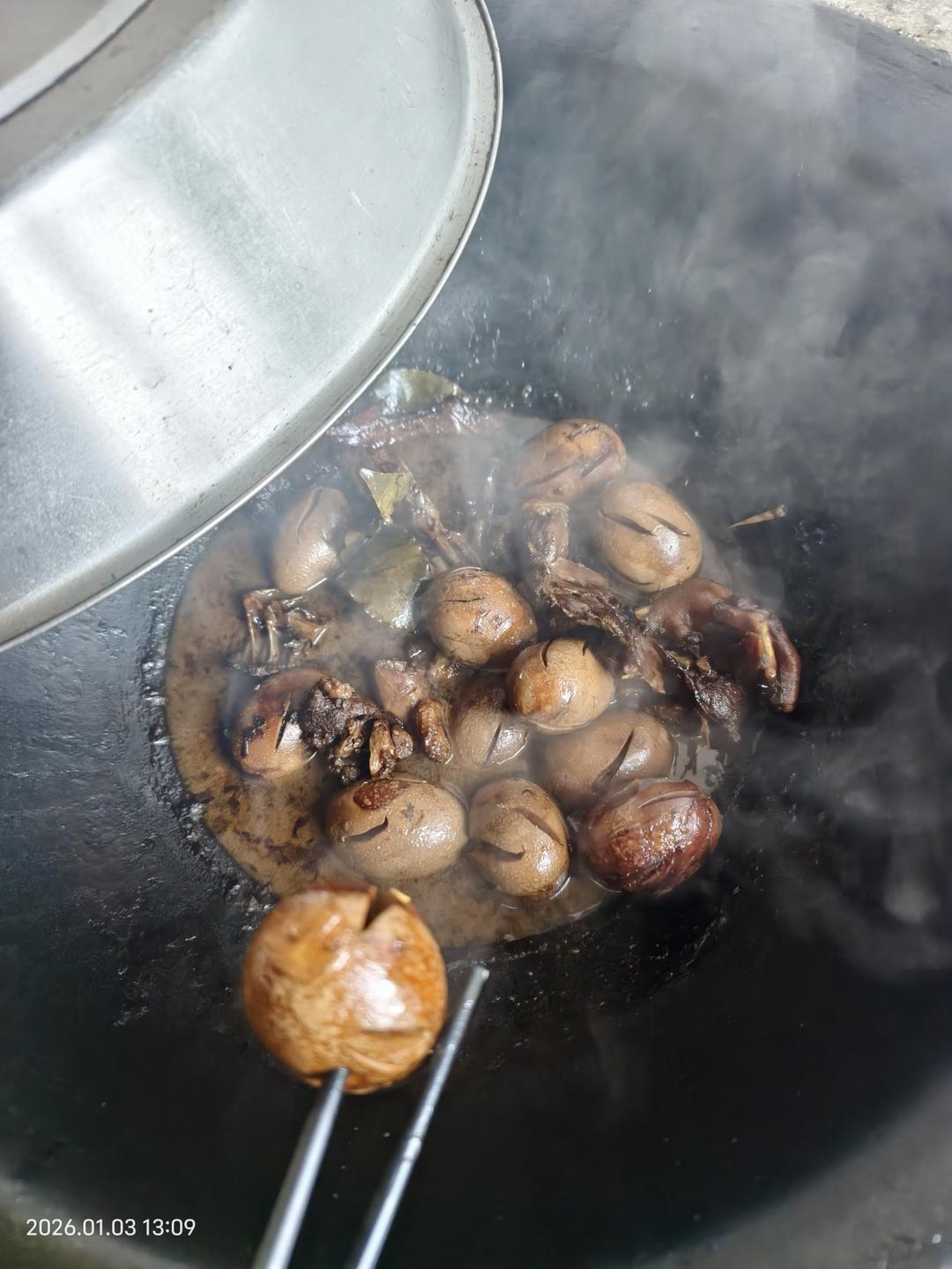 乡下聚餐，大锅红烧鸭肉和鸭蛋