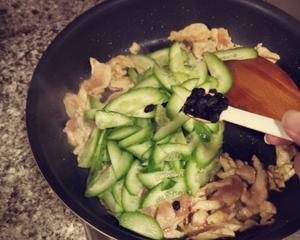 一人食快手菜：青瓜鸡柳饭的做法 步骤8