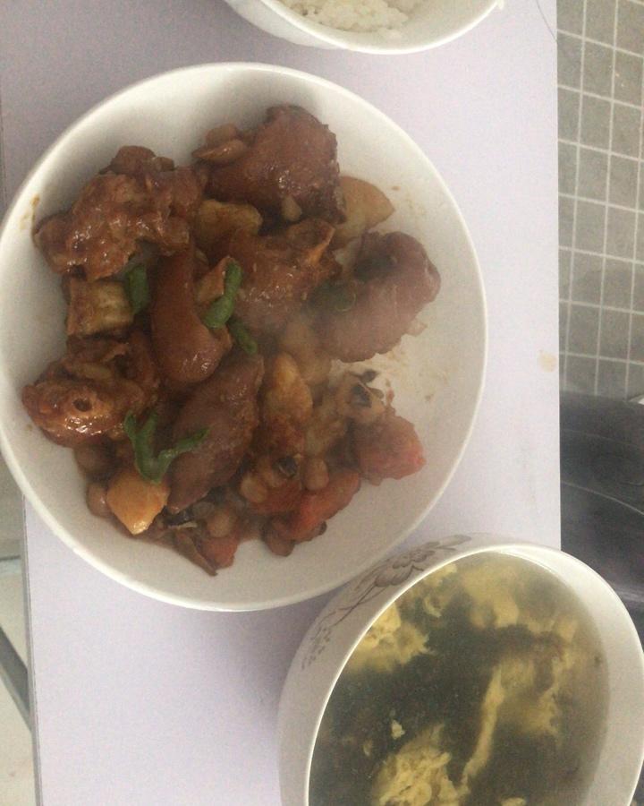 美味的家常菜：红烧猪蹄