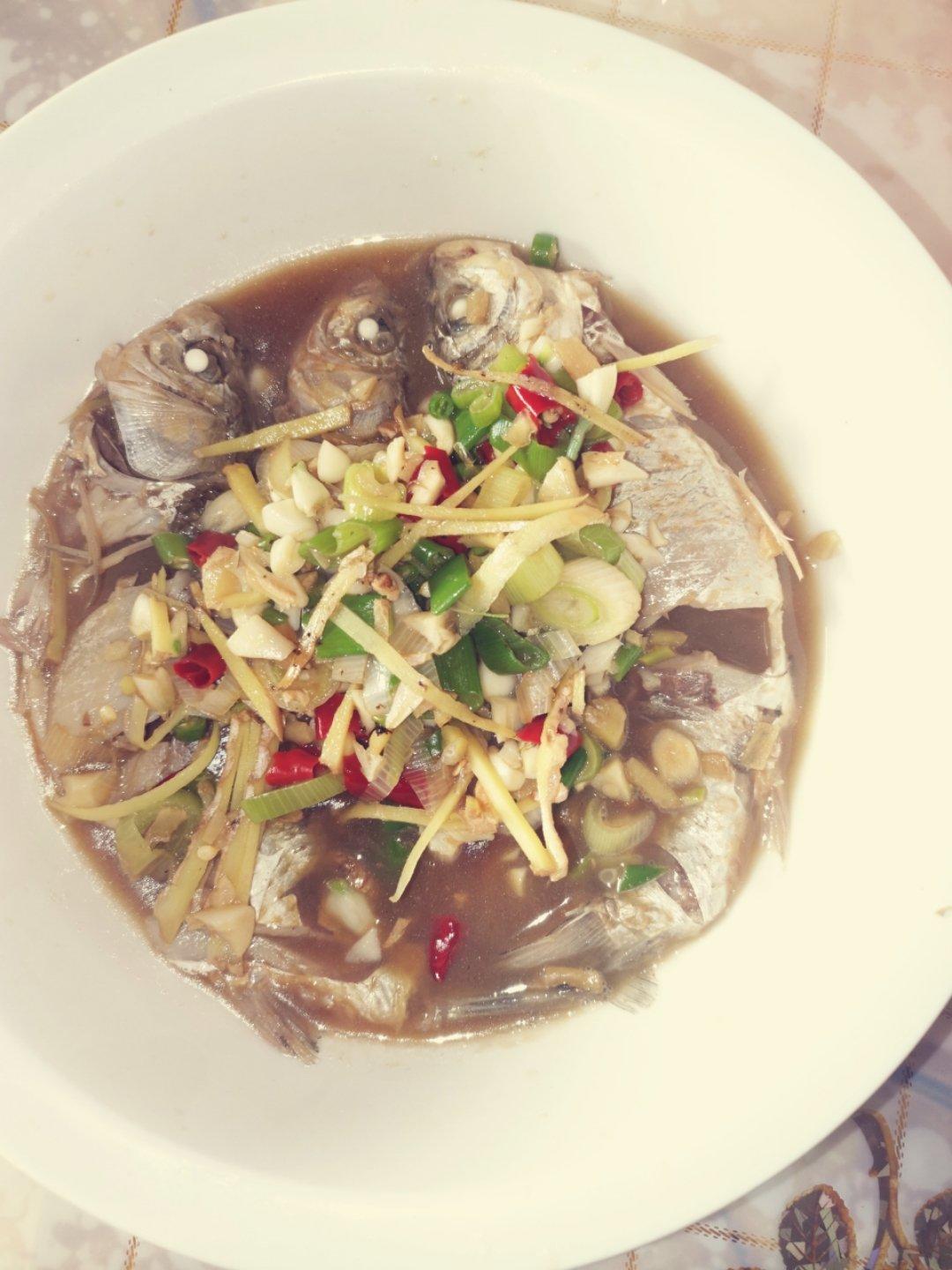 厨师长教你：“葱香鲫鱼”的家常做法，味道鲜美，先收藏起来