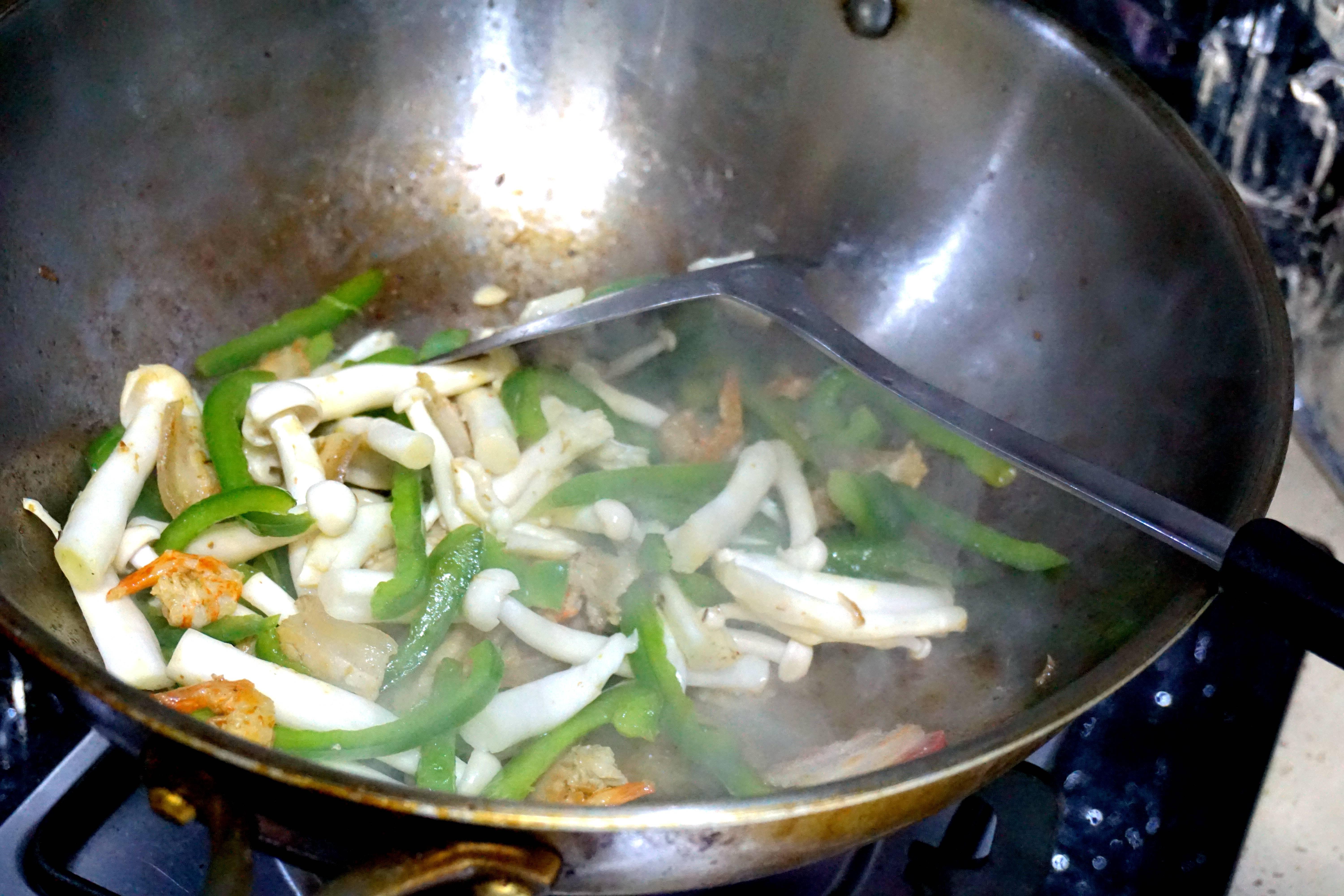 鲜虾青椒蟹味菇的做法 步骤7