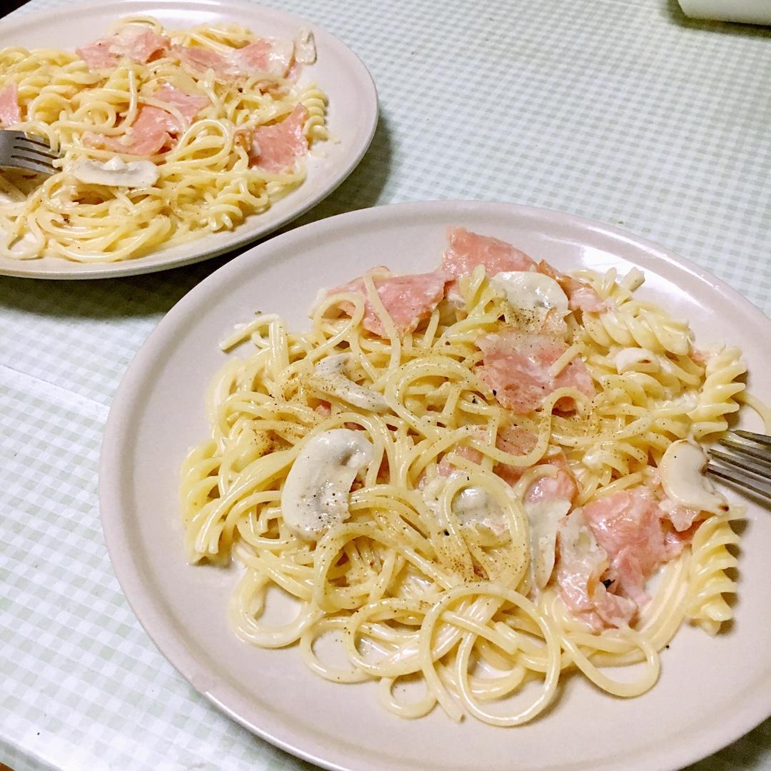 白蘑菇奶油培根意面