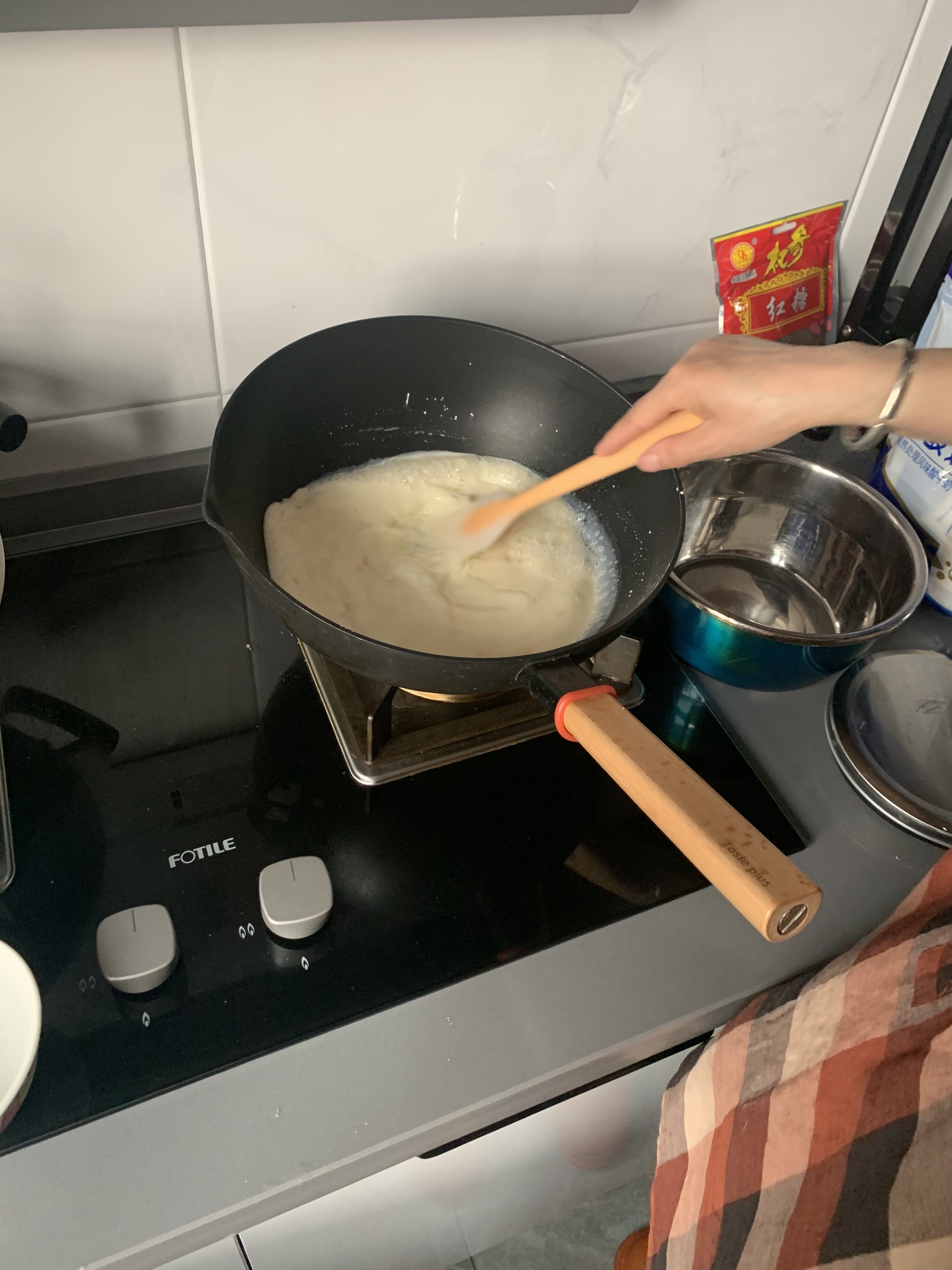 蛋挞液，牛奶布丁，烤牛奶-消耗蛋黄的做法 步骤1
