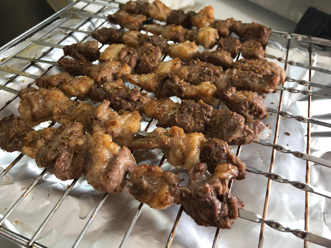 羊肉串用家里烤箱烤出明火烧烤的味道！