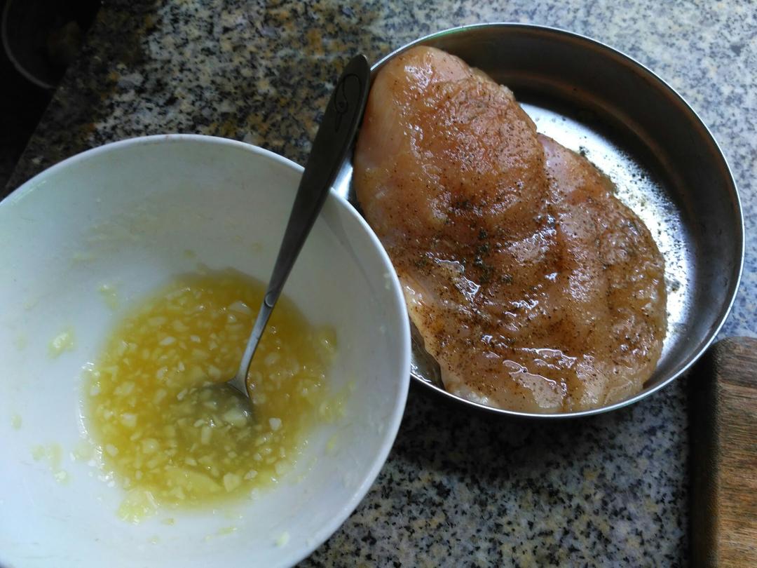 酷炫屌炸天好吃的煎鸡胸肉（香蒜蜂蜜煎鸡胸肉）