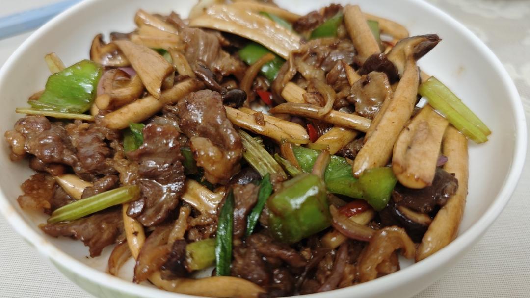 粤式茶树菇干锅牛五花