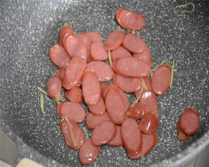 台式香肠爆炒荷兰豆的做法 步骤5