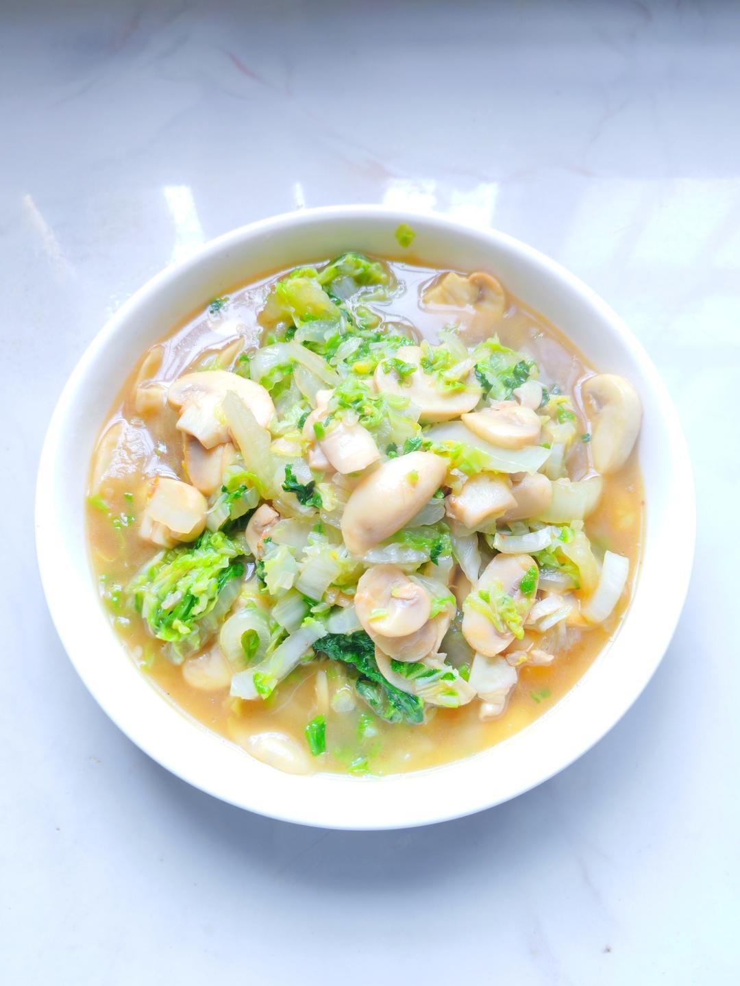 白菜加蘑菇一起炒，就是一道吃不腻的快手家常菜，清甜爽口真下饭！