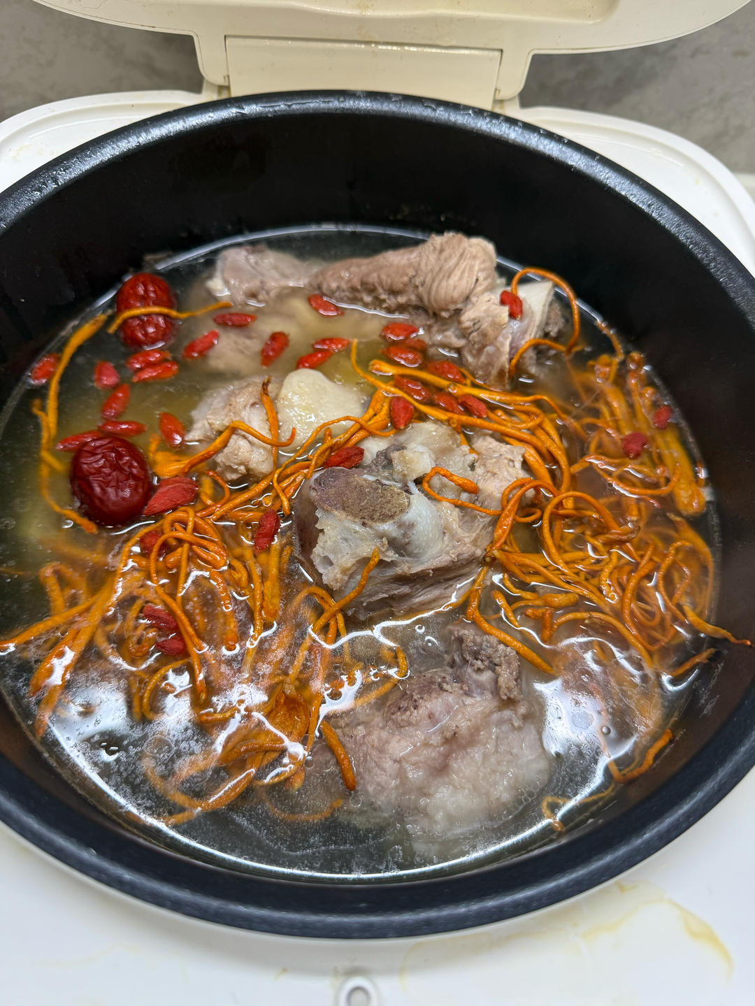 非常简单又美味的大骨头汤