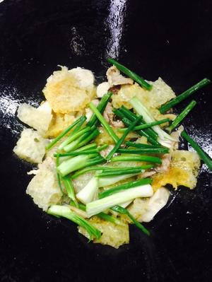 香菇虾米炒肉皮的做法 步骤7
