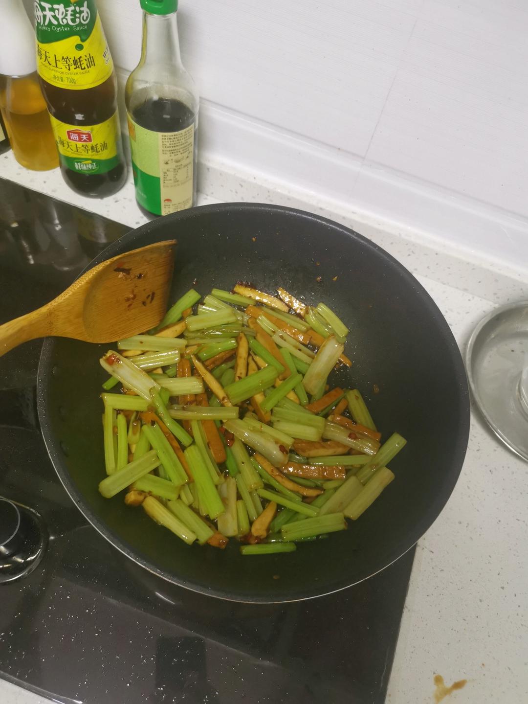 让何老师好吃到哭的同款芹菜炒香干，真的超美味