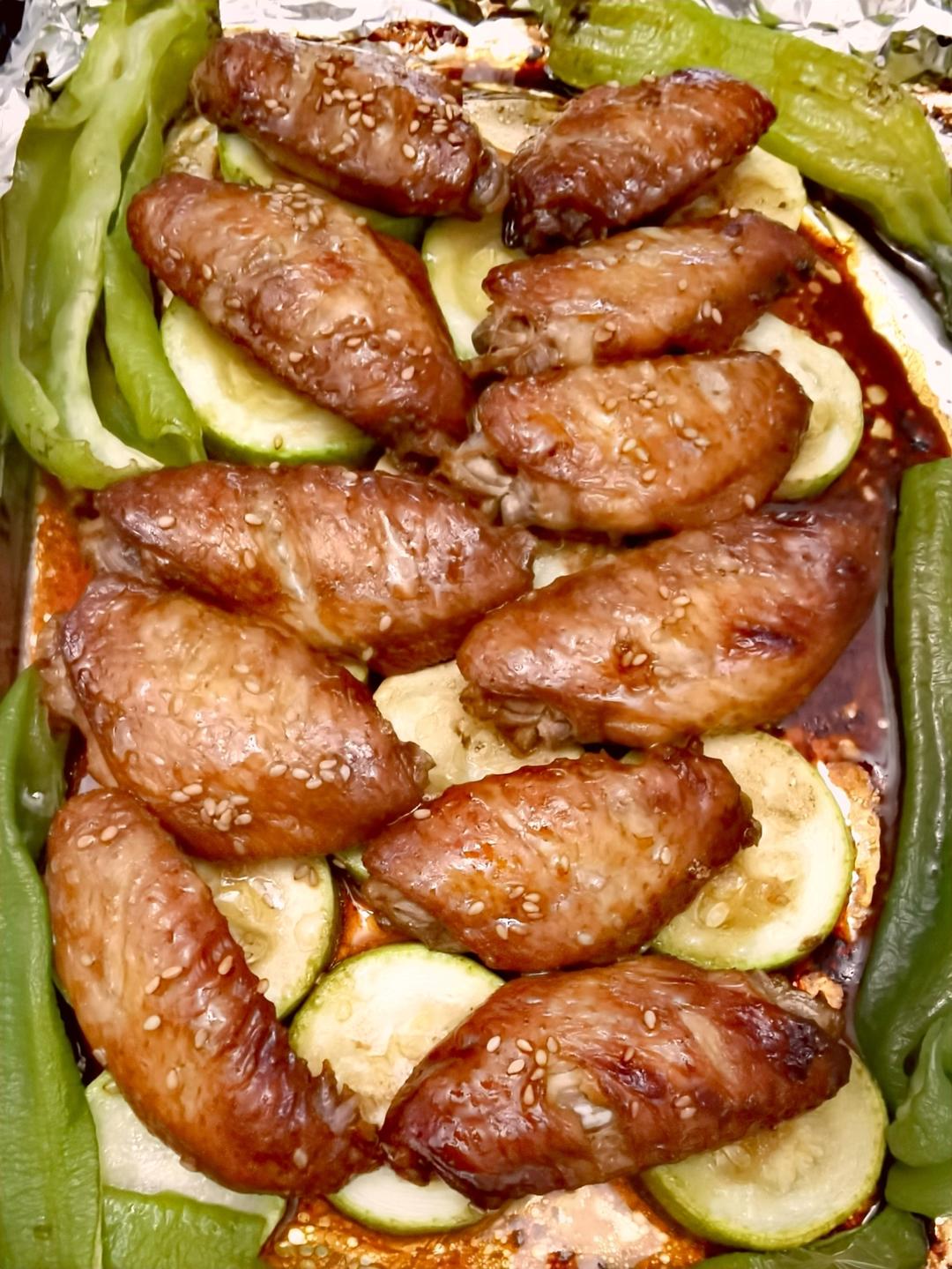蜜汁蒜香孜然烤鸡翅+土豆片【烤箱版】好吃到舔手指！
