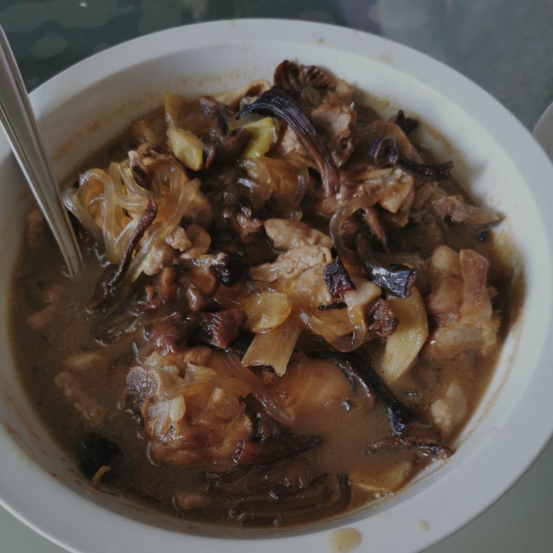 厨师长教你：“小鸡炖蘑菇”的家常做法，汤鲜肉美味，先收藏起来