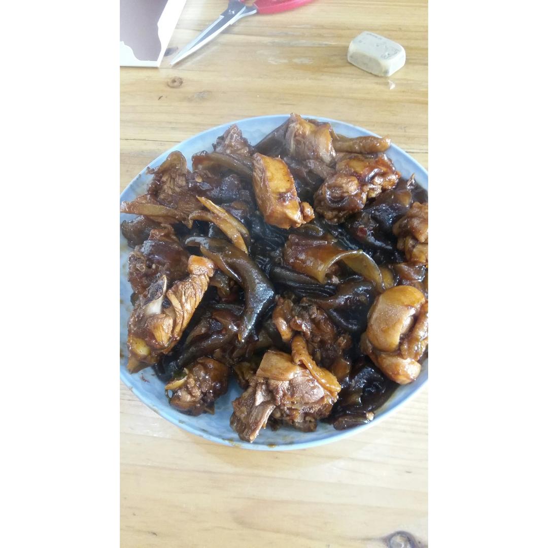 鸡肉蘑菇炖宽粉Stewed Chicken with Glass Noodles