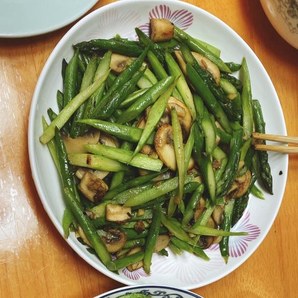 芦笋炒蘑菇