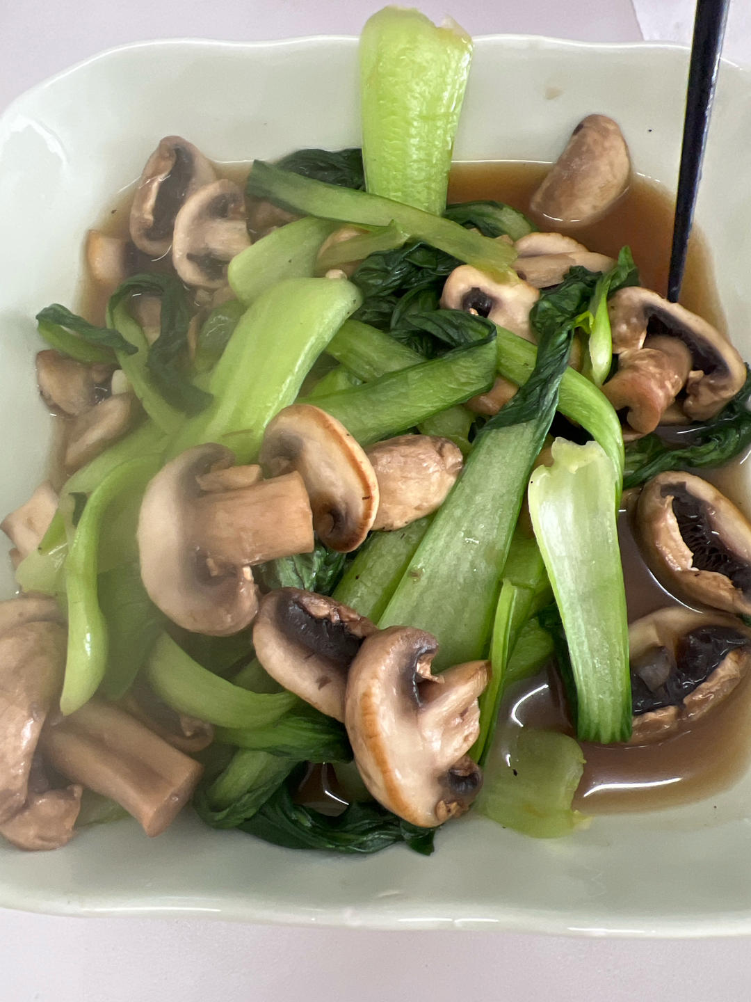 鲜美的口蘑炒青菜