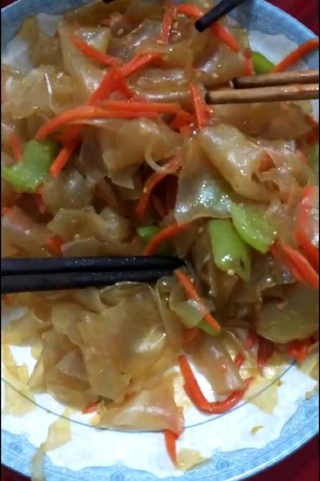 炒粉皮。