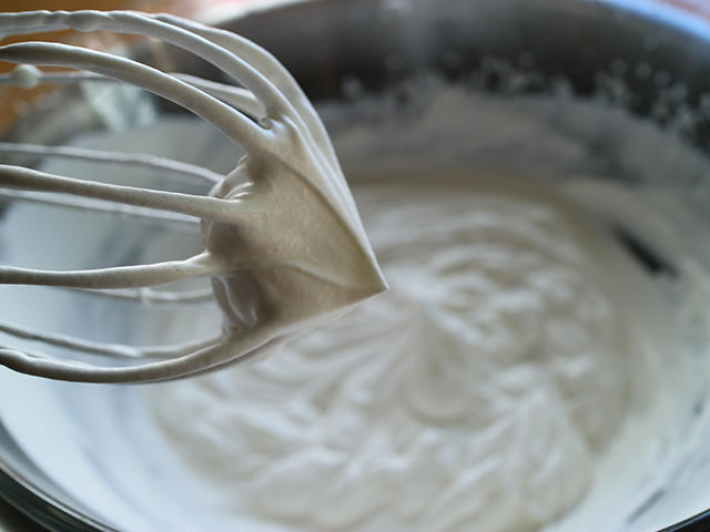 烘焙基础之打发淡奶油的做法