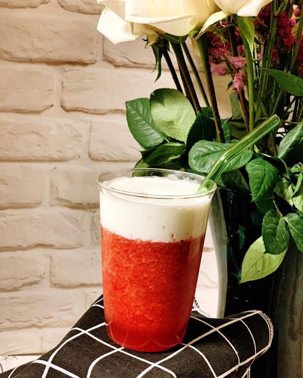 polkipiyo做的超简单夏日冰饮—草莓芝士奶盖