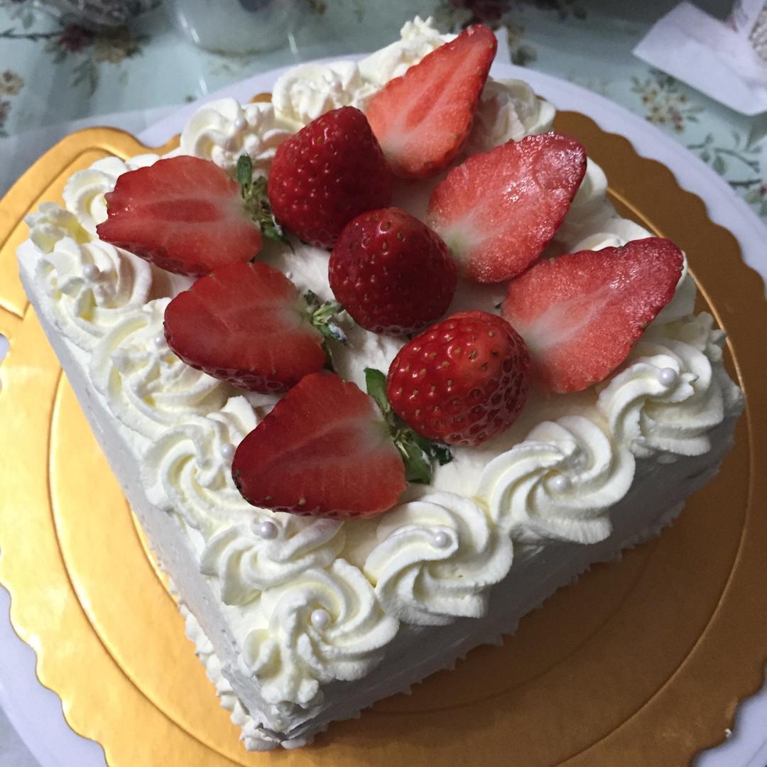 鲜奶油草莓蛋糕