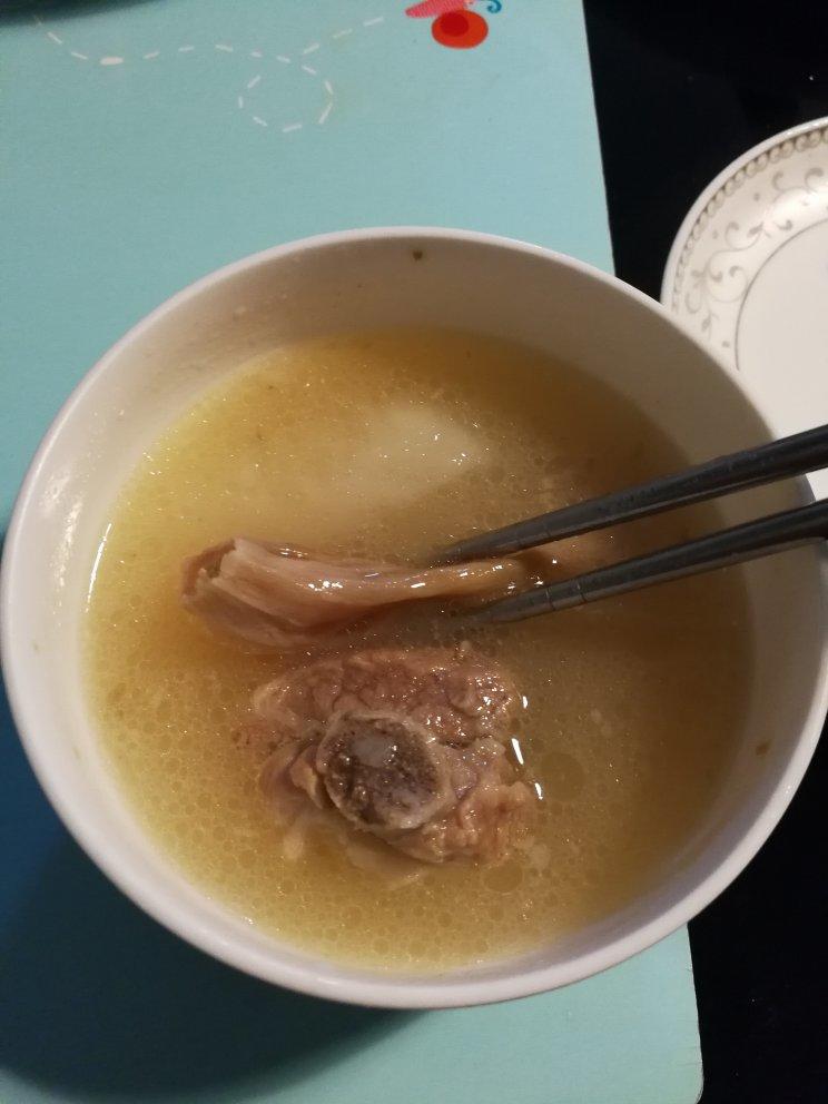 腊鸭喉炖老火萝卜