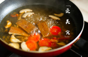 日式咖喱乌冬面的做法 步骤2