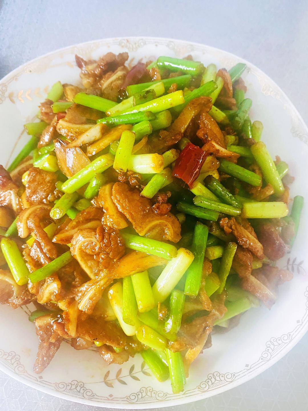 月牙骨干煸蒜苗