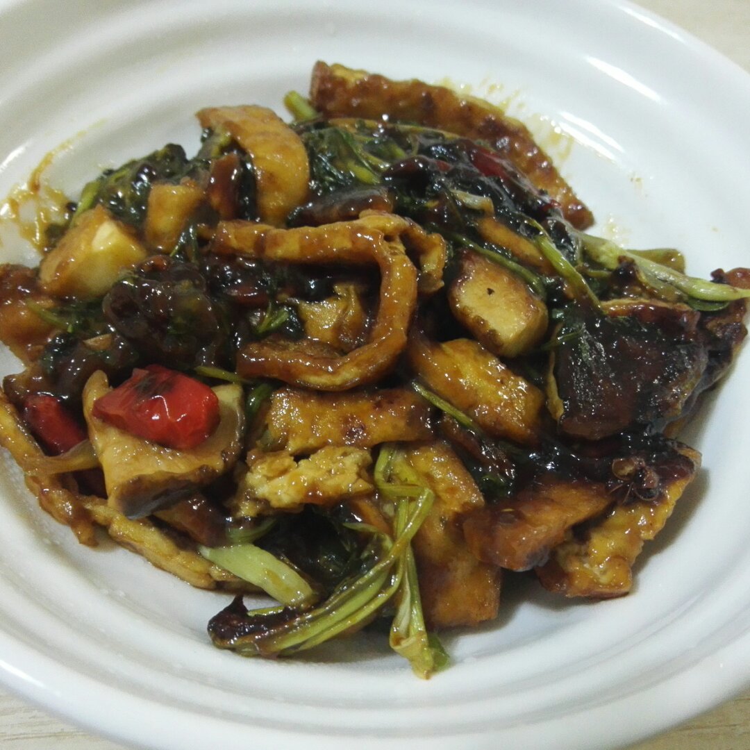 一粥一菜，营养丰富丨水芹菜炒香菇豆腐&椰蓉小米野菜粥 · 圆满素食