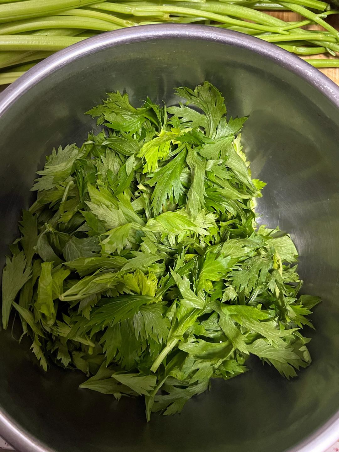 粉蒸芹菜叶的做法 步骤2