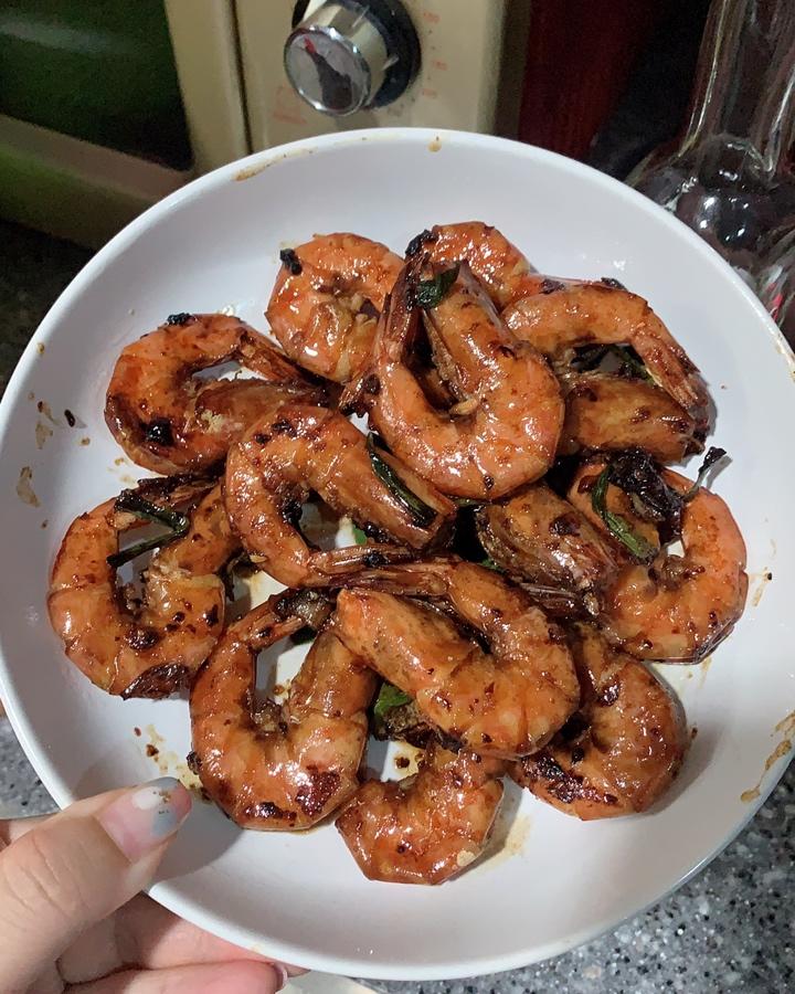 吃完还会继续舔手指的    快手油闷大虾