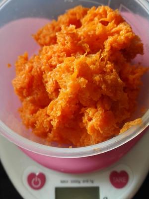 (宝宝辅食)胡萝卜花面片的做法 步骤2