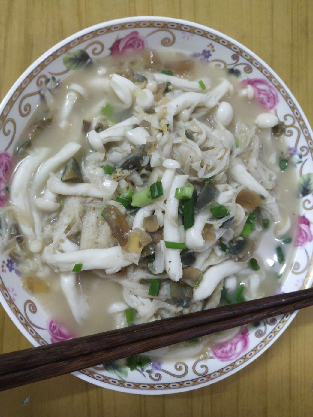 凉拌皮蛋金针菇