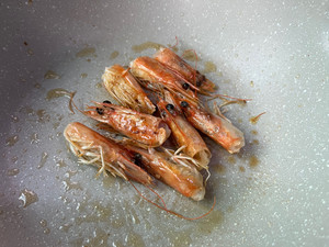 鲜虾菌菇豆腐汤的做法 步骤3