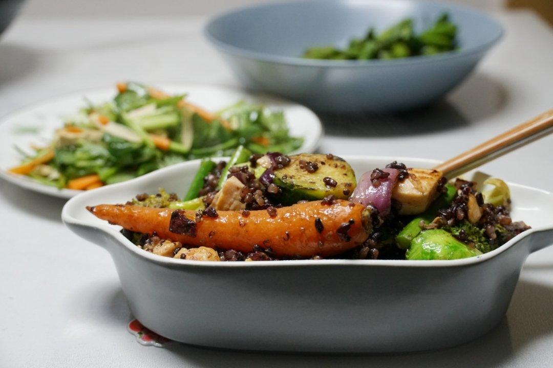 酸黄瓜芝麻三文鱼炒饭配烧汁酱【健康一锅端】