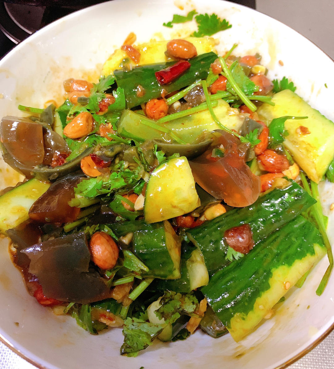 厨师长教你：“青瓜拌皮蛋”的家常做法，酸辣爽脆，简单美味