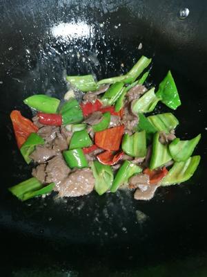 青红辣子炒牛肉的做法 步骤6