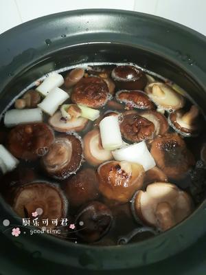 香菇炖排骨汤•【可可君厨乐时光11】的做法 步骤7