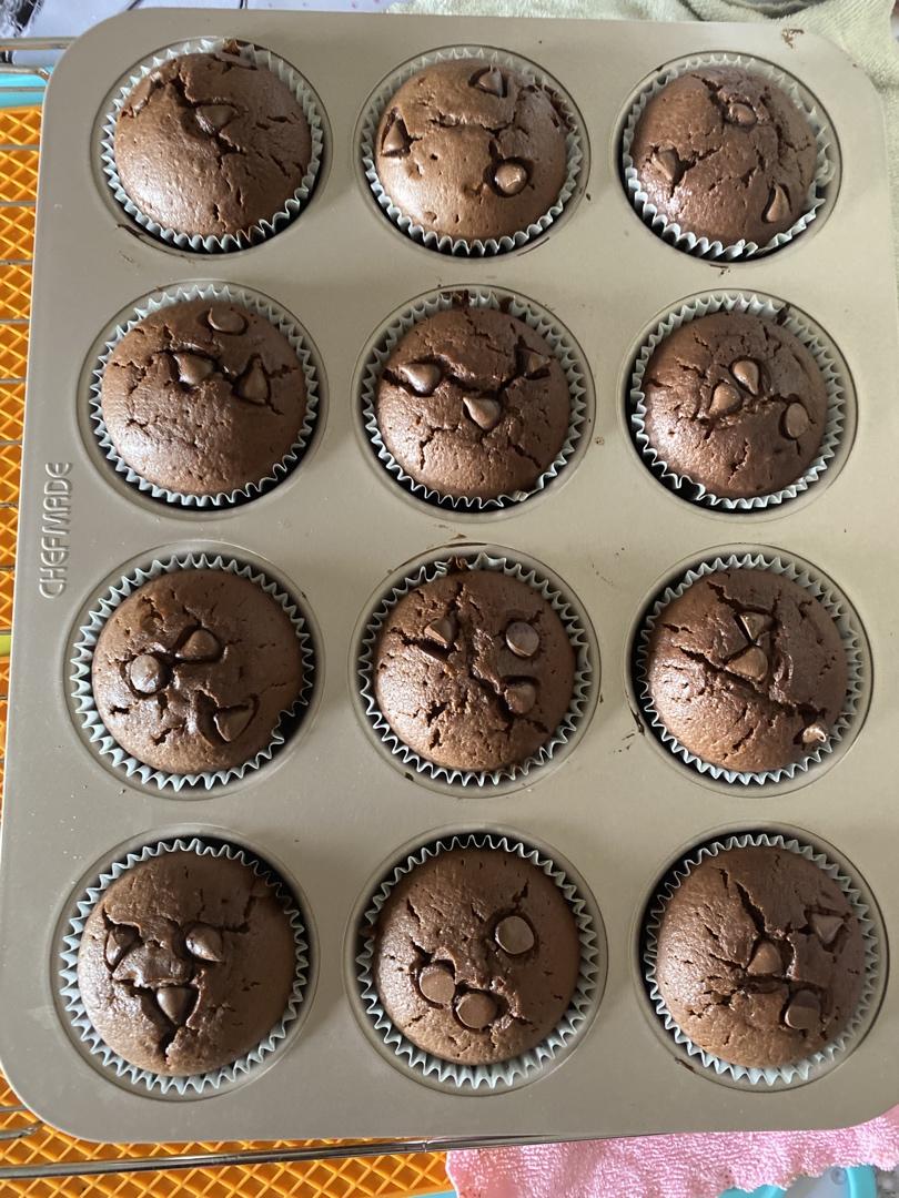 超润巧克力纸杯蛋糕（非常适合裱花、盖糖皮的cupcake方子）