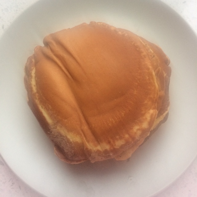 【酸奶松饼yogurt pancake】，搭上黑莓果酱和枫糖的美味。