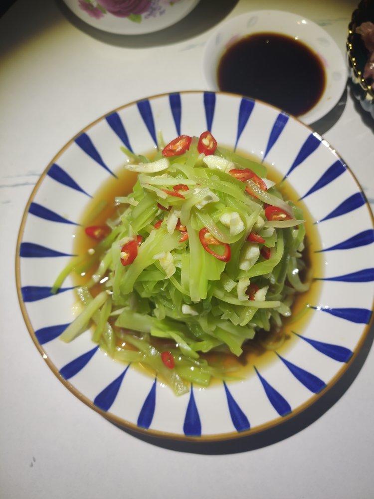 厨师长教你：夏日开胃小菜“凉拌莴笋丝”的家常做法，简单易学赶紧收藏吧