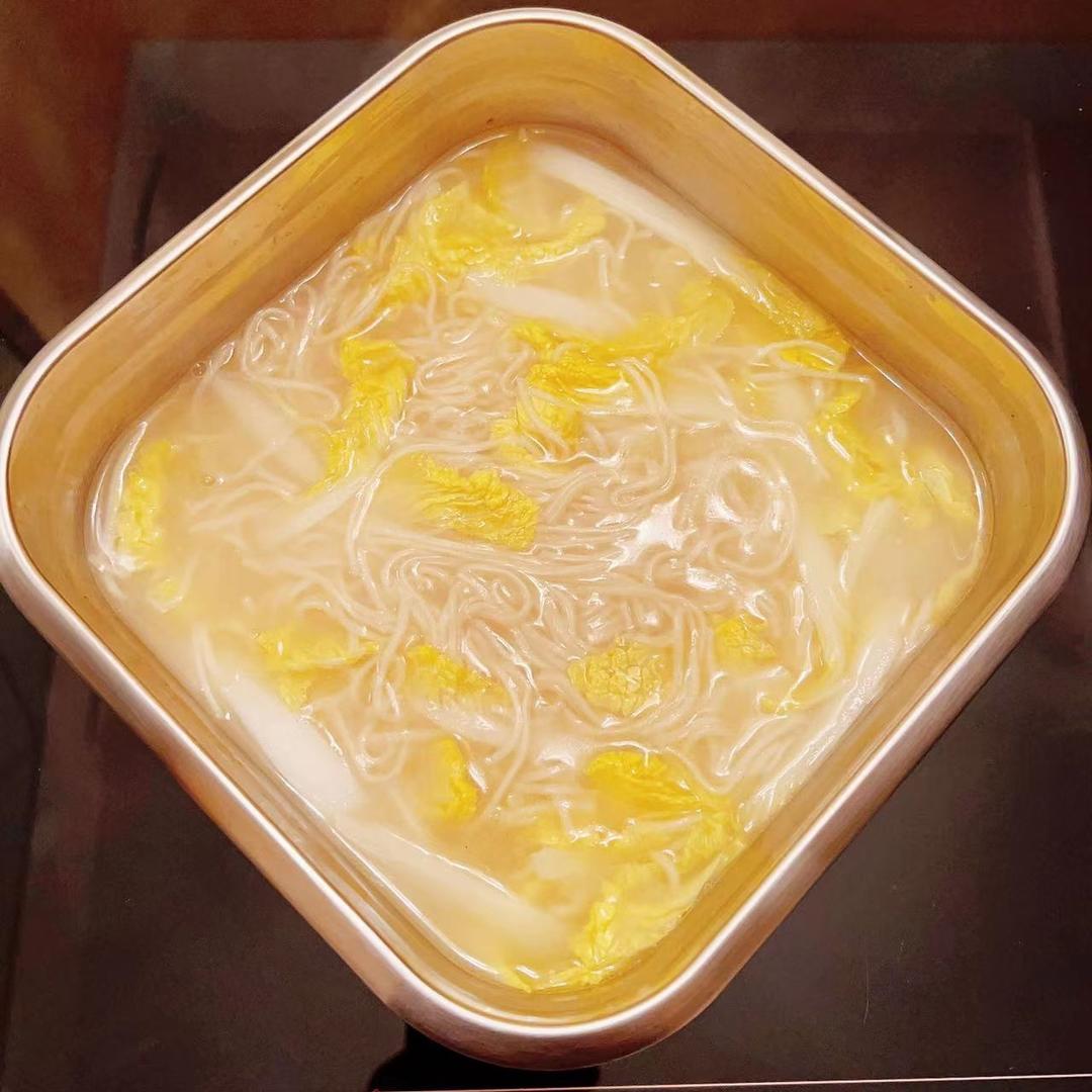 适合宝宝吃的清淡高汤软面条(比目鱼鱼腩+鸡腿+鸡腿骨)