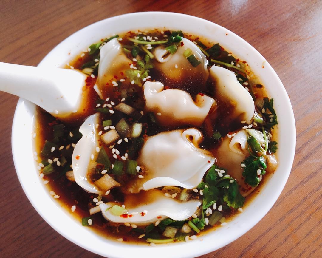 省时又便捷，没人能抗拒这碗酸汤水饺！🥟
