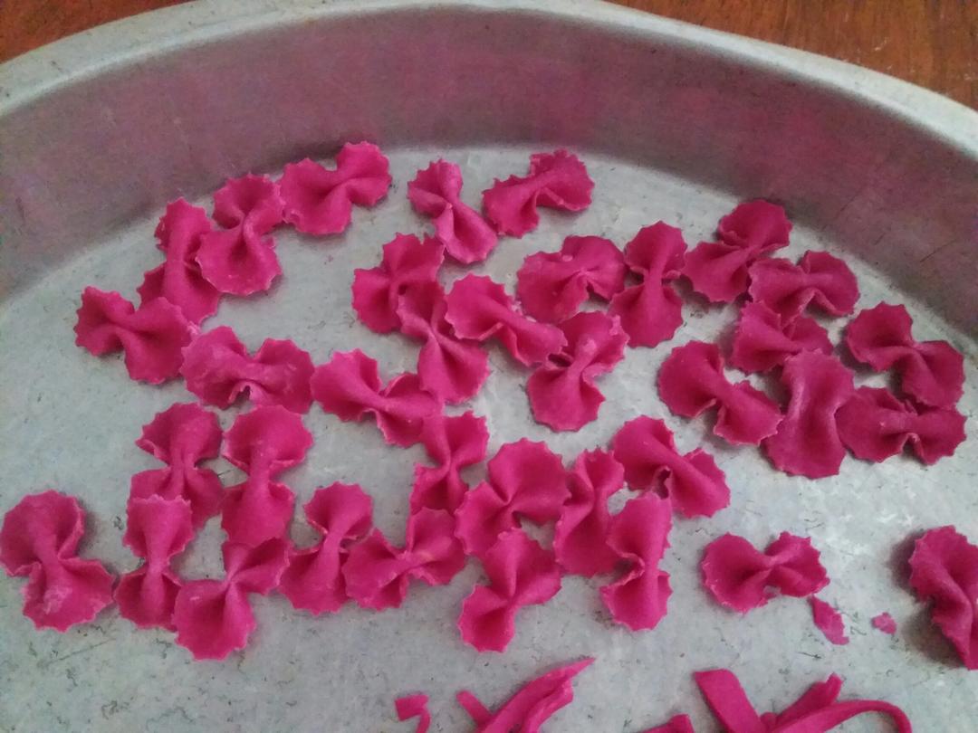 婴儿辅食：彩色卡通蝴蝶面