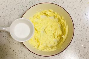 咸香酥脆，好吃不停的咸蛋黄一口酥的做法 步骤4