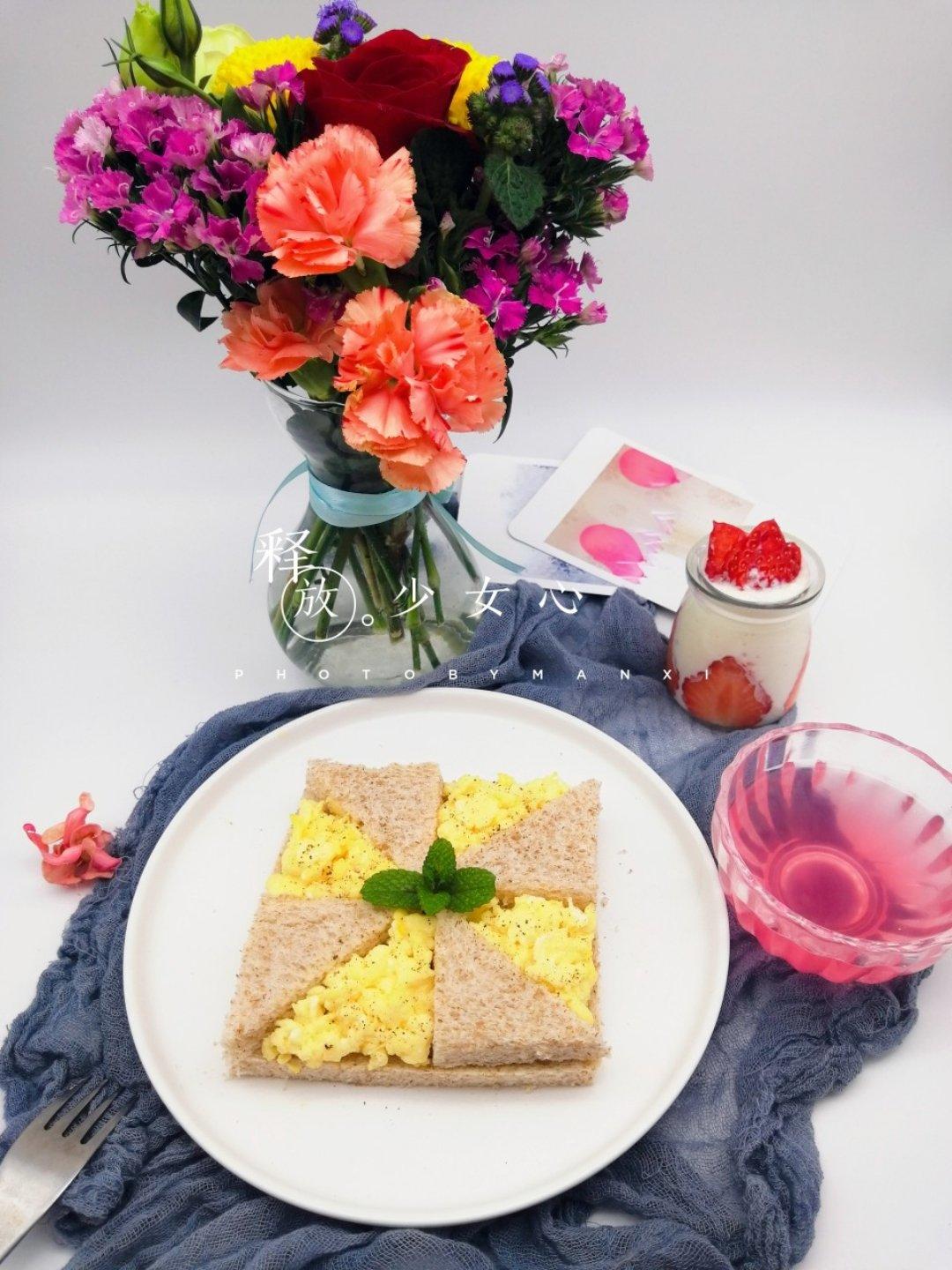 开放式鸡蛋吐司三明治