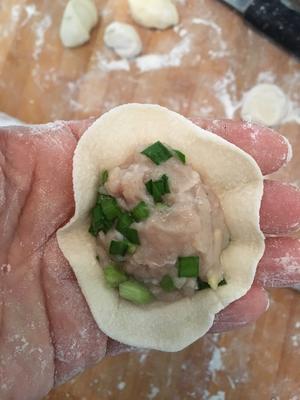 半年吃饺子，好吃的鲅鱼韭菜饺子（处理冷冻很久的鲅鱼肉）的做法 步骤5