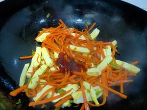 超简单易上手的胡萝卜炒香干的做法 步骤7