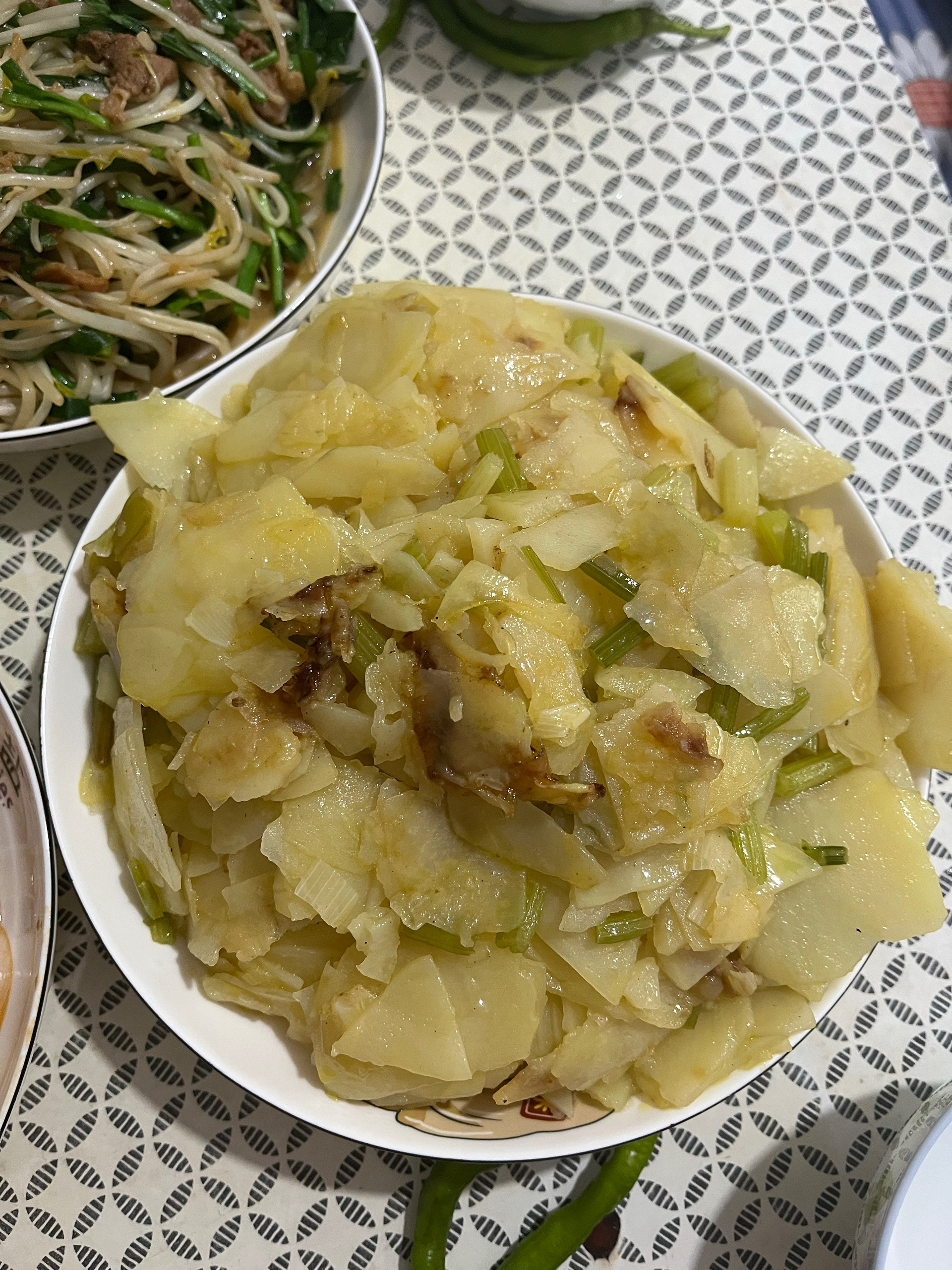 土豆片炒芹菜的做法
